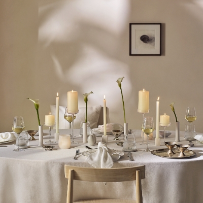 The White Company arrives at Lakeside