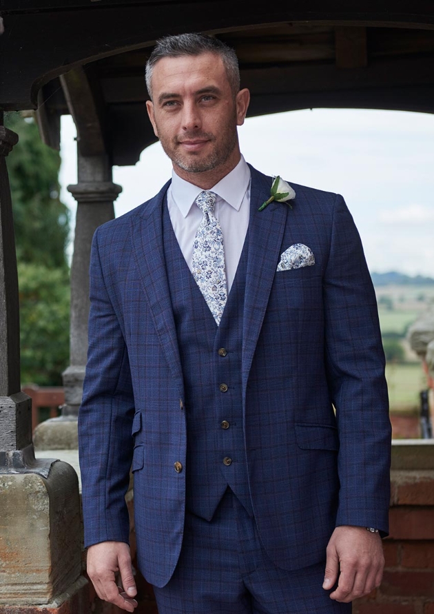 Groom in blue tartan suit