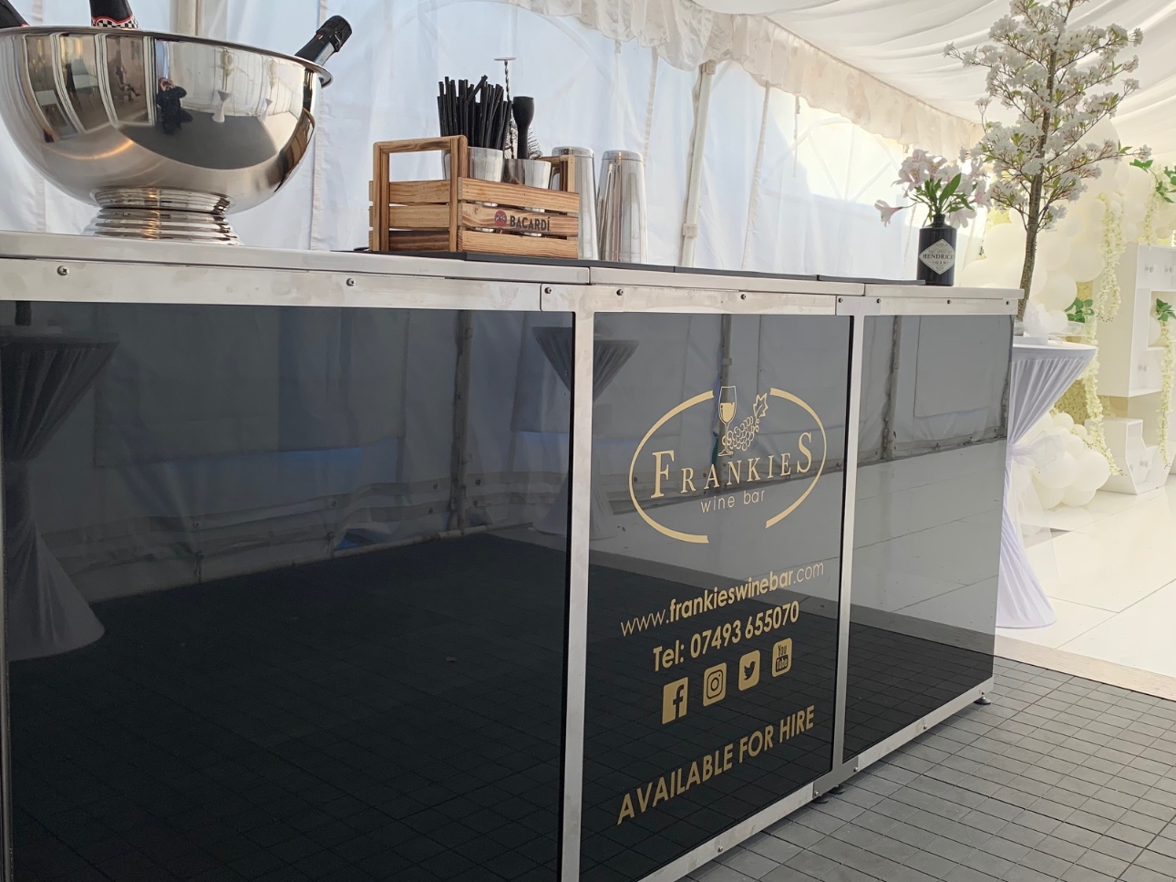 We're loving the new mobile bar concept for weddings from Frankies Wine Bar in Hornchurch: Image 1
