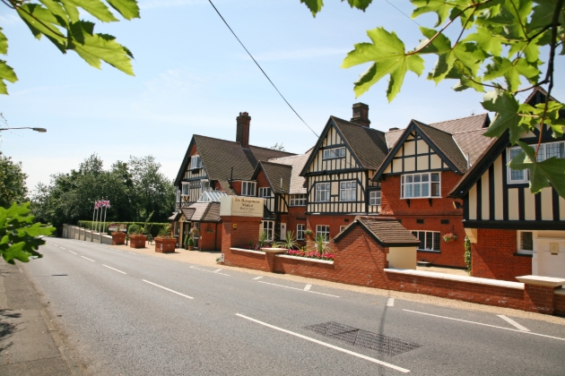 De Rougemont Manor Hotel & Suites, Brentwood