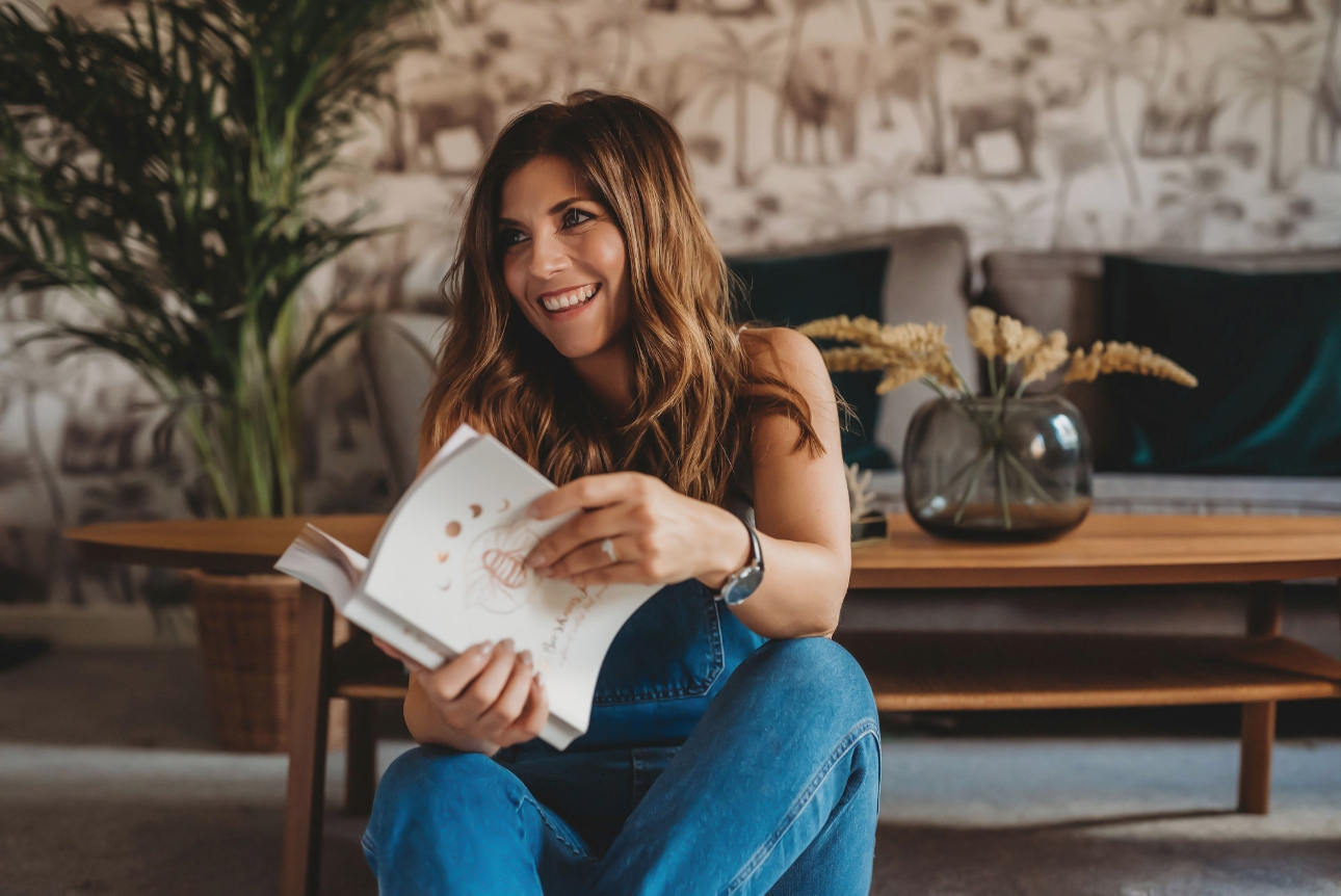 Kelly Terranova holding a journal