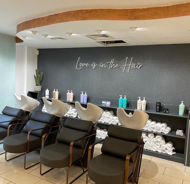 wash basins and black leather chairs in modern slaon