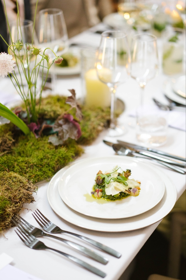 table setting with moss table runner 