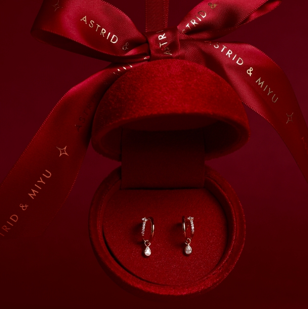 Astrid & Miyu’s red Christmas bauble gift set