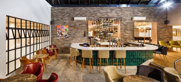 Holiday Inn Brentwood bar